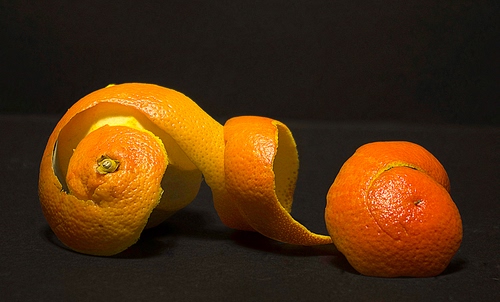 Immagine con buccia, arancione, spirale, arancia, nero, arancio, frutta, agrume, scorza, cibo, frutto