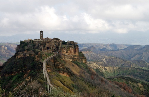 Immagine con borgo, panorama, nuvole, cielo, campanile, ponte, montagne, torre, paesaggio, verde, paese, colle