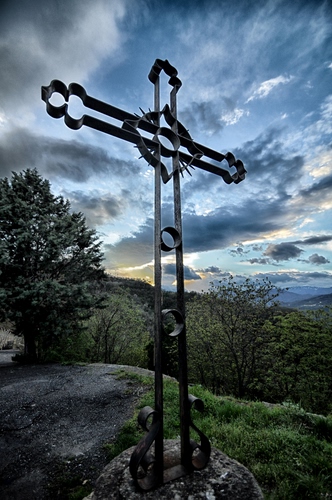 Immagine con croce, nuvole, cielo, ferro, alberi, roccia, metallo