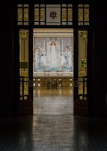 Immagine con porta, sedie, dipinto, pavimento, interno, parete, liberty, porte, sala, salone