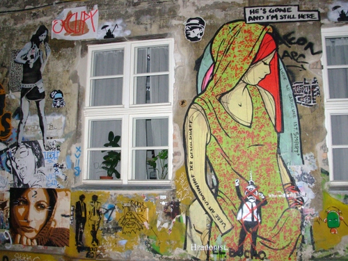 Immagine con murales, finestra, finestre, donna, donne, murale, vetri, colori, scritte, riflesso, bianco