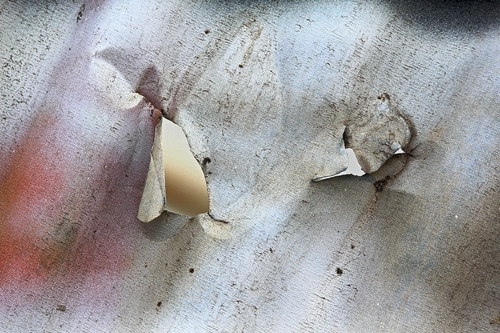 Immagine con astratto, grigio, lamiera, rosso, fori, strappo, foro, tessuto, metallo, buco, strappi, buchi, rotto