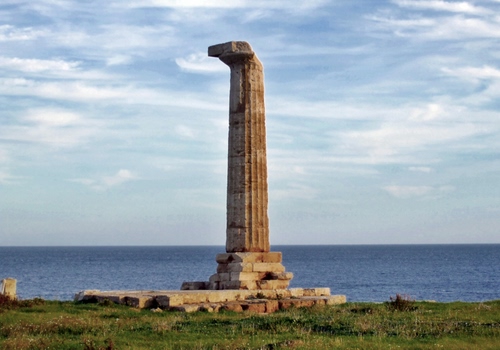 Immagine con mare, colonna, cielo, prato, nuvole, rudere, rovine