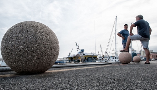 Immagine con barche, persone, sfere, porto, uomini, strada, sfera, due, cemento, pietra, palla