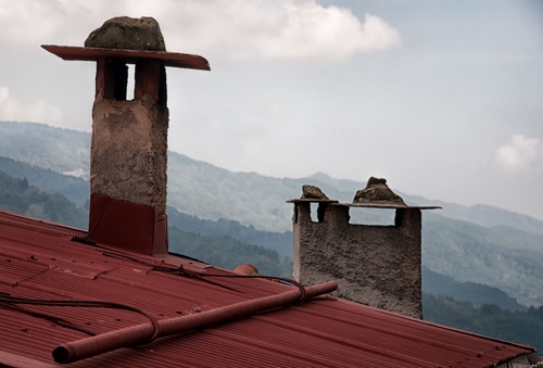 Immagine con tetto, comignoli, nuvole, montagne, rosso, cielo, due, montagna, tegole