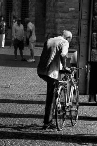 Immagine con bicicletta, bianconero, ciclista, persone, ombre, strada, anziano, uomo, ombra, nero, bianco