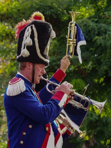 Immagine con tromba, divisa, cappello, banda, musica, blu, trombe, musicista, uniforme, strumenti