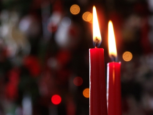 Immagine con candele, due, rosso, fiamma, cera, rosse, fuoco, luci, fiamme, luce