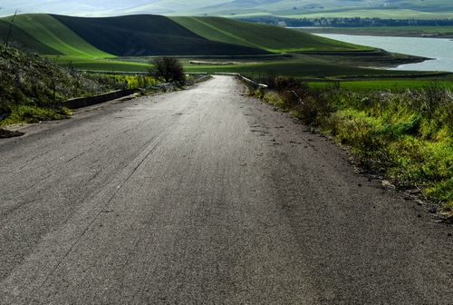 Immagine con strada, verde, colline, lago, asfalto, acqua, fiume, erba