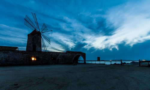 Immagine con mulino, nuvole, cielo, pale, mare, luce, arco, sera, notturno, luci, acqua, finestra, vento, notte, staccionata, azzurro, controluce, blu, silhouette