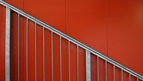 Immagine con ringhiera, diagonale, ferro, rosso, arancione, linee, muro, pannelli, parete, grigio, acciaio