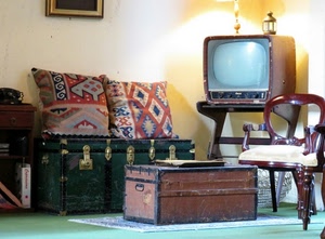cuscini, televisore, sedia, bauli, vintage, telefono, luce, baule, tappeto, quadro, stanza, cassapanca