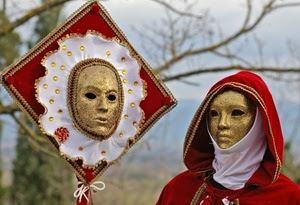 rosso, oro, maschere, carnevale, maschera, cappuccio, costume, rami, bianco