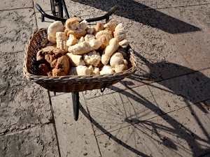 pane, bicicletta, ombra, manubrio, cestino, cesto, ruota, strada, ombre, ruote, raggi, vimini, selciato