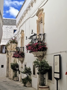 fiori, balconi, piante, finestre, vasi, vicolo, bianco, scorcio, cartello, cielo, strada, nuvole, borgo, ringhiere, verde, case, arco