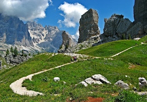 montagna, erba, verde, nuvole, sentiero, cielo, alberi, persone, neve, rocce, abeti, azzurro, sentieri, sassi, montagne, prato, cime, massi
