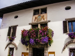 fiori, finestre, stemma, balcone, leoni, colori, facciata, persiane