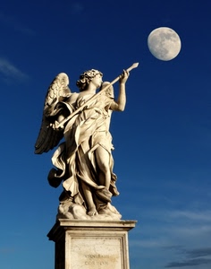 angelo, luna, statua, ali, cielo, lancia, azzurro, blu, freccia, nuvole, tunica, marmo, bianco, piede, mani, piedistallo