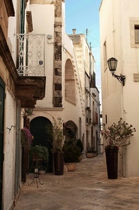 lampione, vicolo, balcone, vasi, fiori, via, archi, piante, bianco