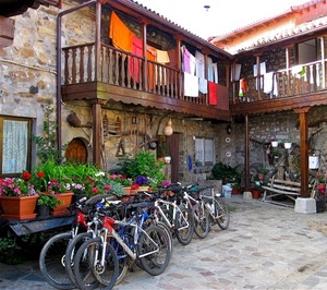 biciclette, fiori, vasi, balconi, balcone, panni, cortile