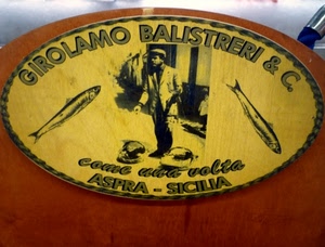giallo, insegna, pesci, ovale, uomo, scritta, pesce, marrone, rosso, parole