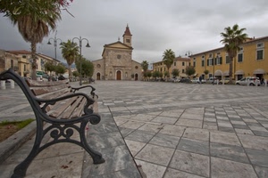 panchina, chiesa, piazza, palme, campanile, lampioni, case, ferro