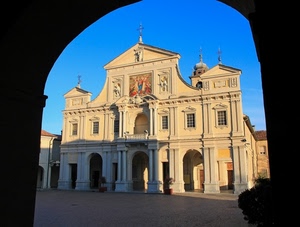 chiesa, arco, piazza, facciata, portico, croci, cielo, cornice, duomo, colonne, finestre