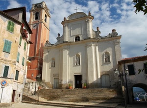 campanile, chiesa, scalinata, nuvole, lampioni, gradini, scale, scalini, facciata, piazza