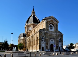 chiesa, cupola, fontana, piazza, panchine, lampioni, facciata, cattedrale