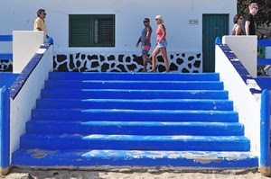 scala, porta, azzurro, gradini, finestra, bianco, persone, blu, scalinata, verde, passanti, scalini, scale, sabbia